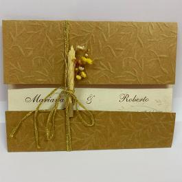 CONVITE OLIVA Particles Sunshine 250gr | Envelope A4 Kraft Oliva 240gr. 15x21cm 1x0  Envelope com 2 Dobra, Laço de corda dourado + arranjo de flores seca. 