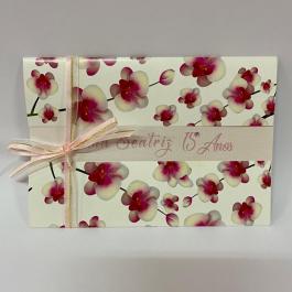 CONVITE ORQUIDIA 15 ANOS Convite Aspen Metalizado Branco 250gr | Envelope A4 Couchê 250gr A5 (21x15) cm 4x4  Dobra, Laço de Cetim e Strass. 